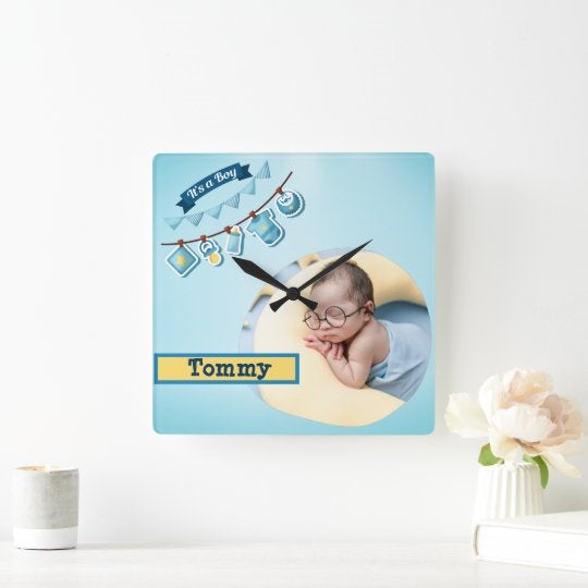 שעון קיר תכלת לחדר תינוק עם שם ותמונה בהתאמה אישית