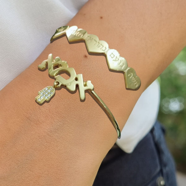 צמיד לבבות פתוח לאמא עם שמות חרוטים בהתאמה אישית וחמסה משובצת באבני זירקוניה
