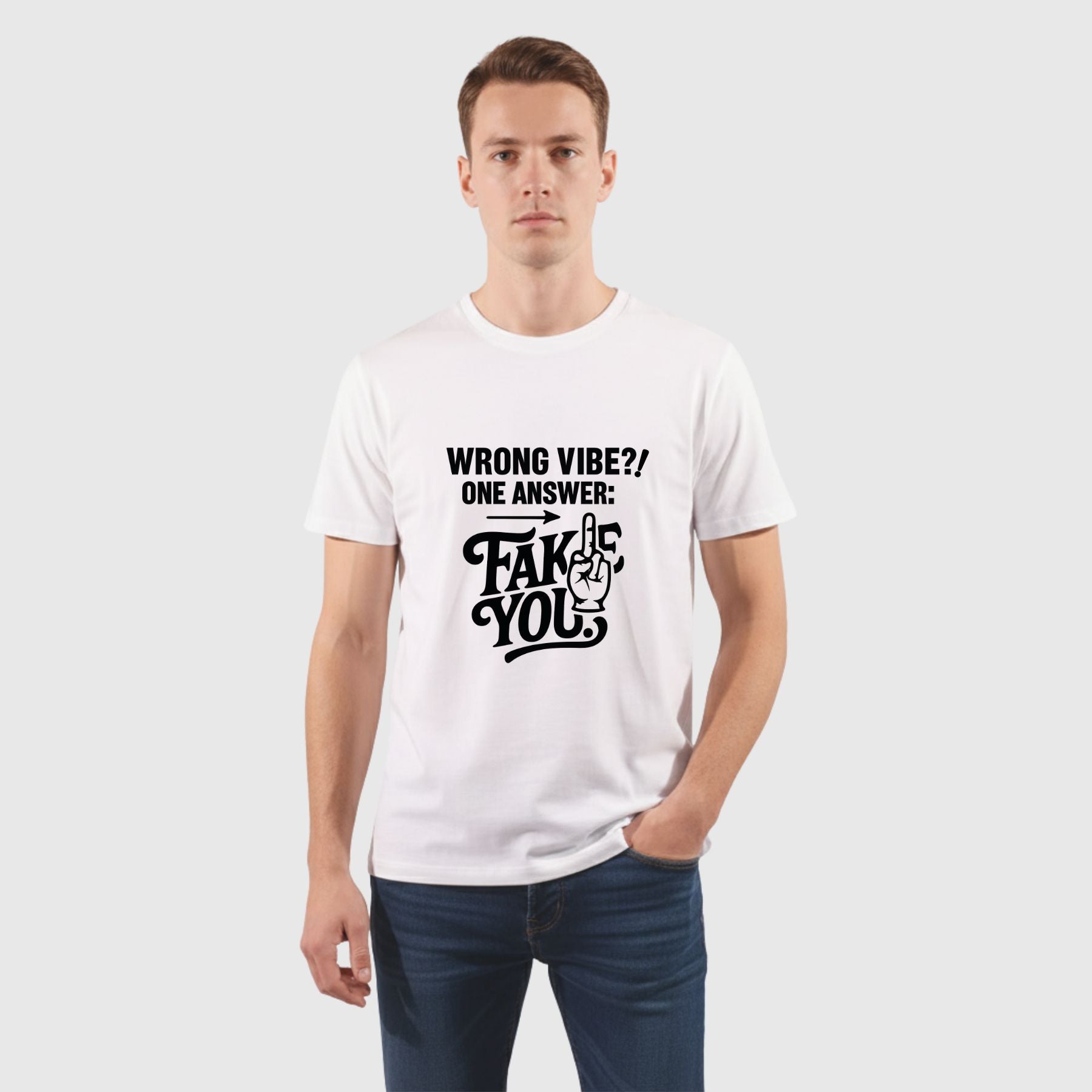 חולצת גברים WRONG VIBE – עיצוב טיפוגרפי נועז על חולצה לבנה