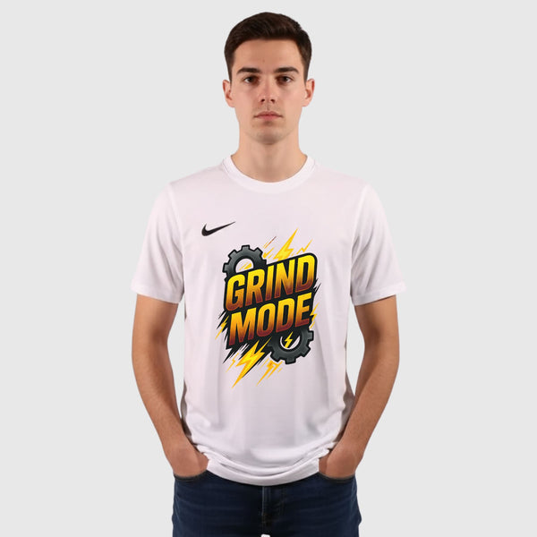 חולצת ספורט נייק עם הדפס צהוב GRIND MODE - צבע חולצה לבן