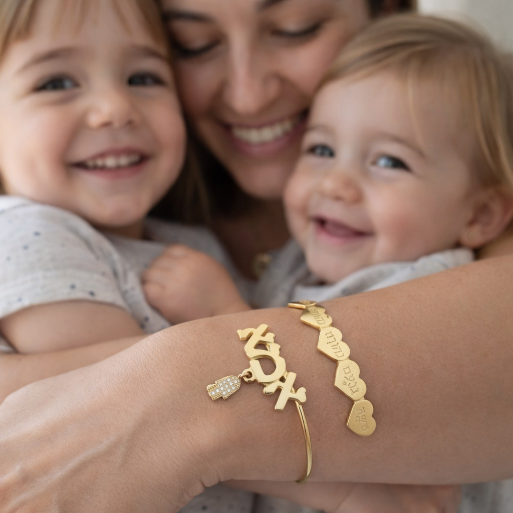 צמיד לבבות לאמא עם חריטה אישית + חמסה משובצת | עד 5 שמות