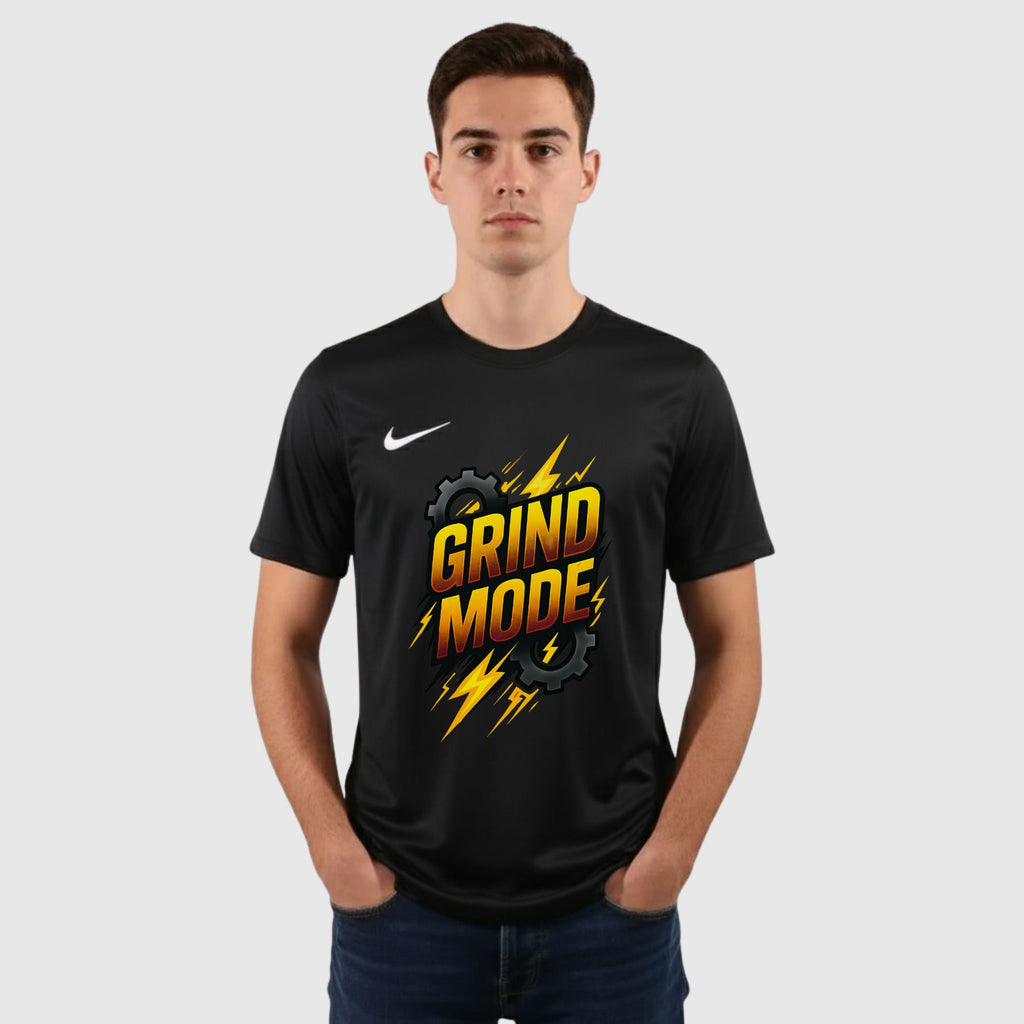חולצת ספורט נייק עם הדפס צהוב GRIND MODE - צבע חולצה שחור