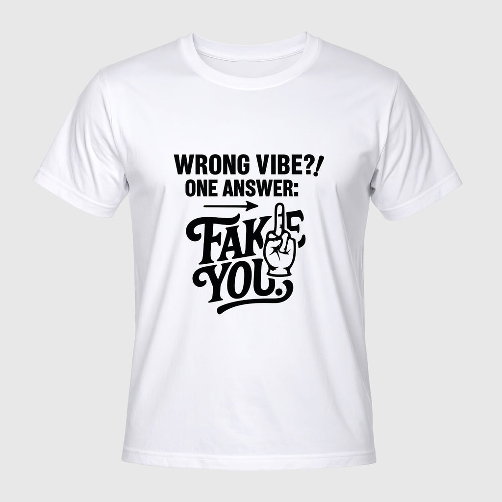 חולצת גברים WRONG VIBE - עיצוב טיפוגרפי שחור על חולצה לבנה