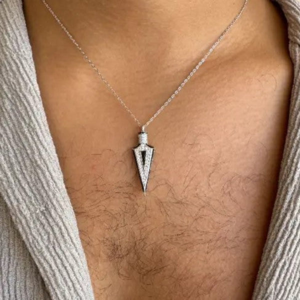 שרשרת חץ כסף לגבר עם שיבוץ זירקונים שחורים ולבנים