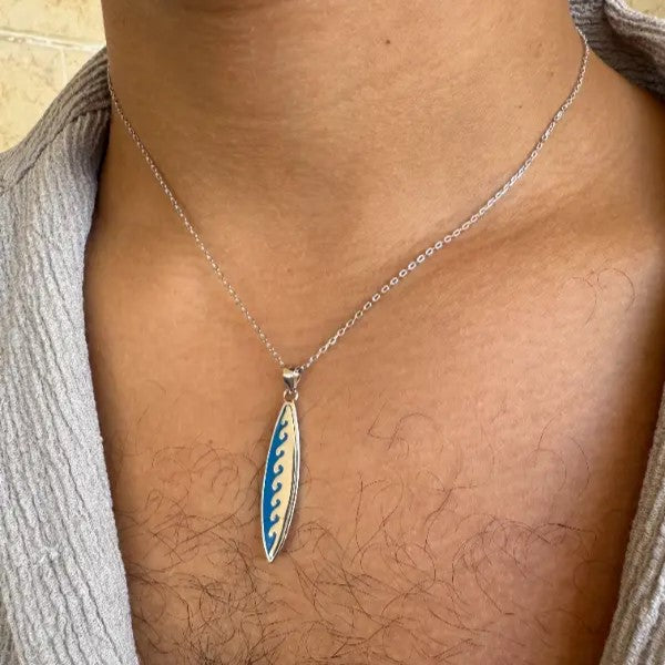 שרשרת עם תליון גלשן בציפוי כסף ועיטור גלים כחולים