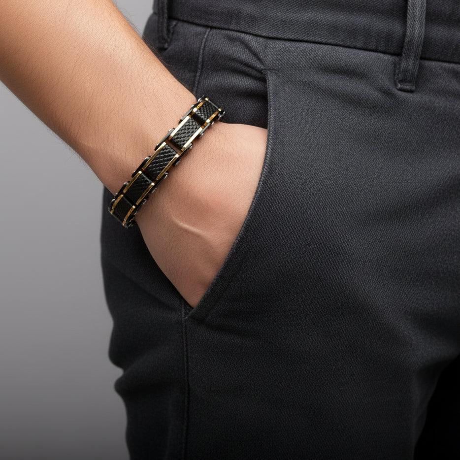 צמיד גברי מפלדת אל חלד בעיצוב מודרני עם חוליות מעוצבות