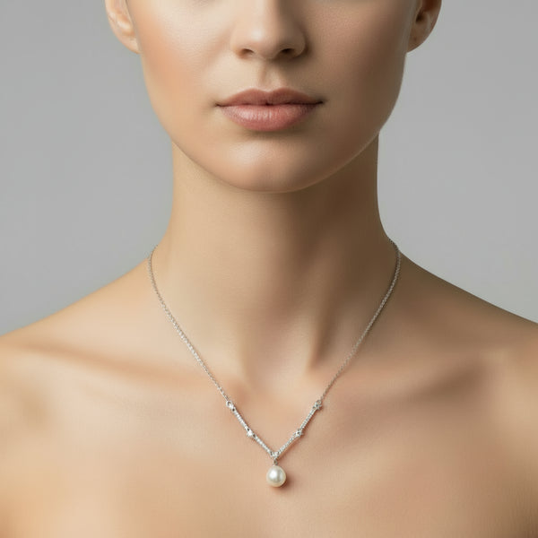 שרשרת כסף 925 בעיצוב V עם זרקונים ופנינה מרכזית - תכשיט אלגנטי ונשי