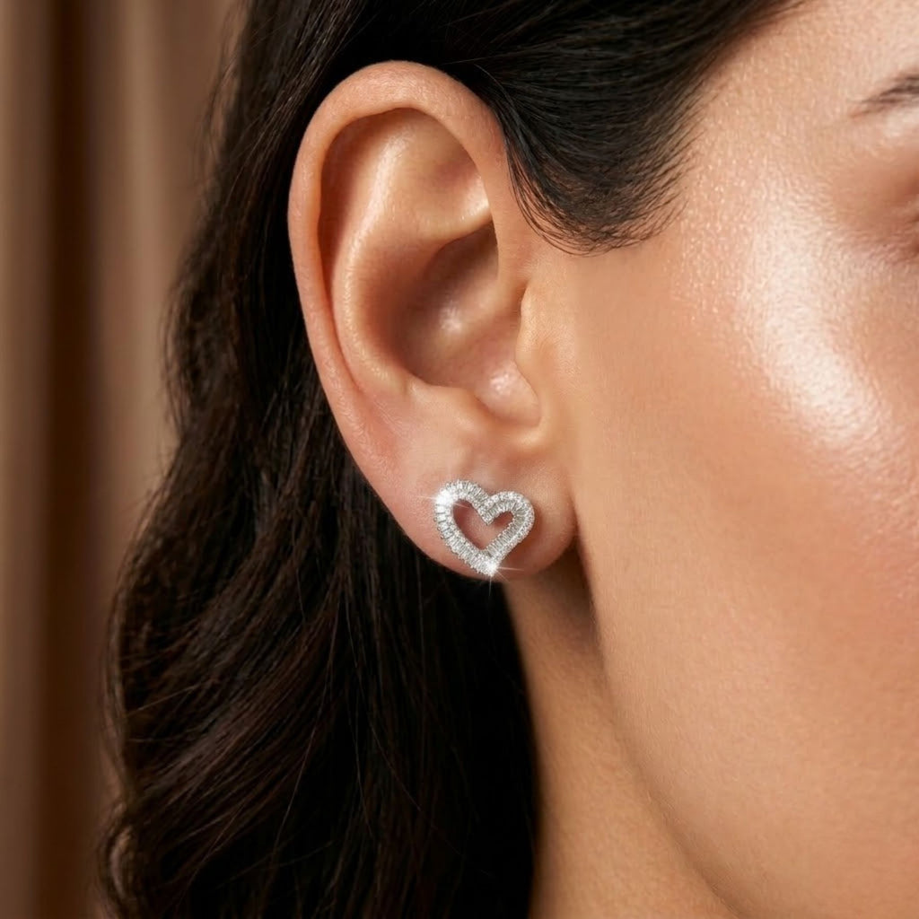 עגילי לב מכסף 925 משובצים זירקונים בעיצוב פתוח מודרני