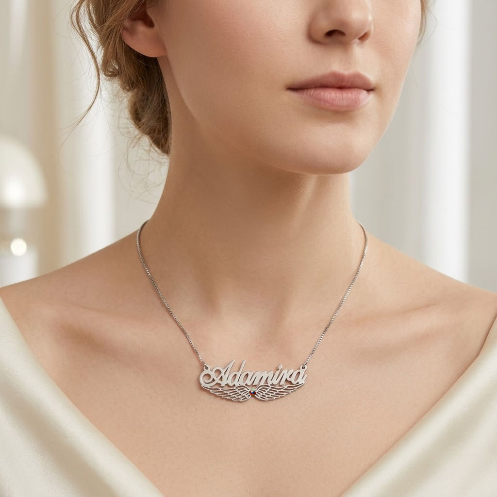 שרשרת שם עם כנפיים