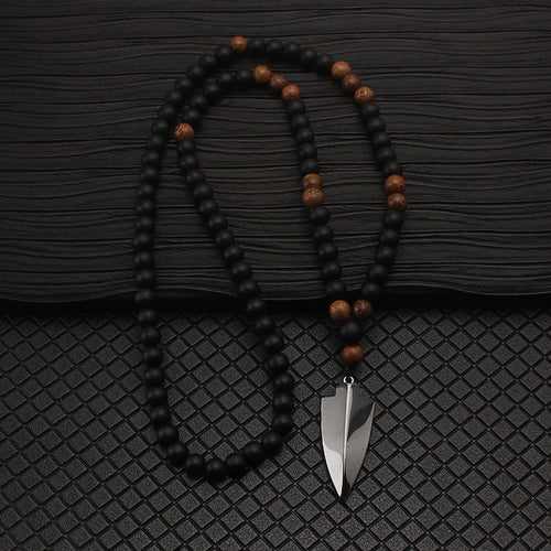 שרשרת חרוזים שחורים 8 מ״מ עם תליון חץ גדול באורך 68 ס״מ