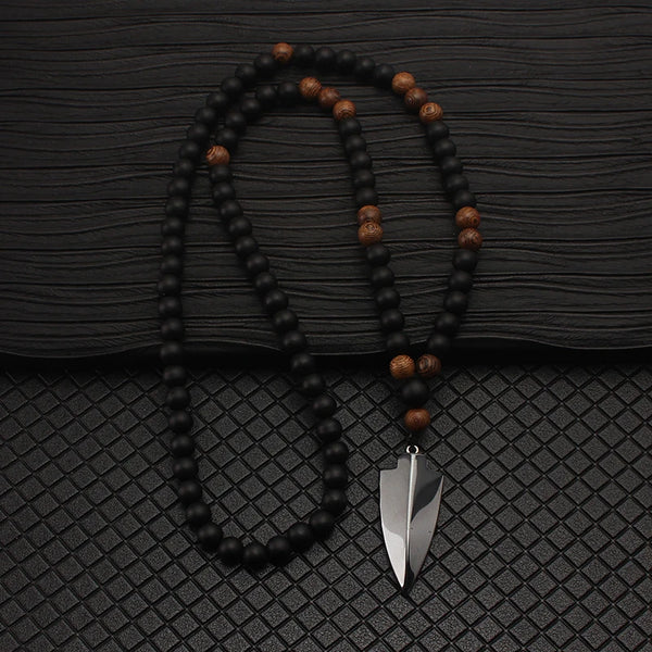 שרשרת חרוזים שחורים 8 מ״מ עם תליון חץ גדול באורך 68 ס״מ