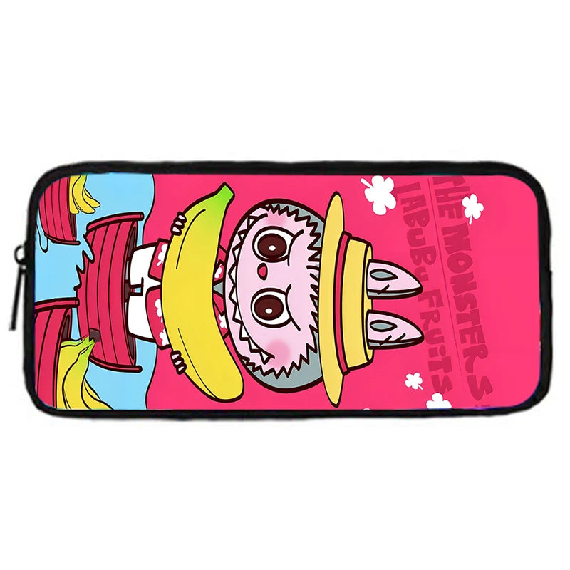 Labubu Pencil Case – קלמר בד ניילון עם רוכסן איכותי וביטנה מפוליאסטר