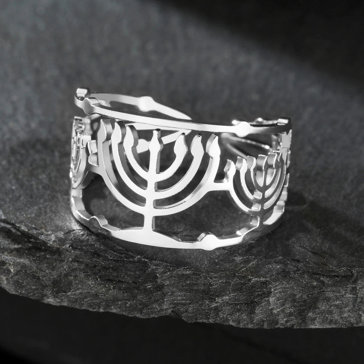 טבעת מנורה יהודית בזהב וכסף בעיצוב מתכוונן