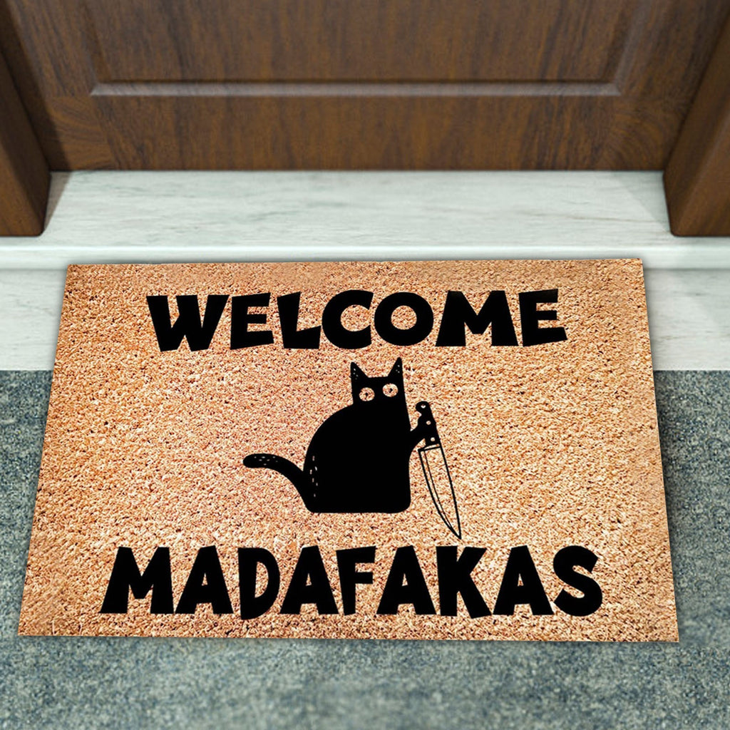 שטיחון כניסה הומוריסטי Welcome Madafakas עם חתול שחור