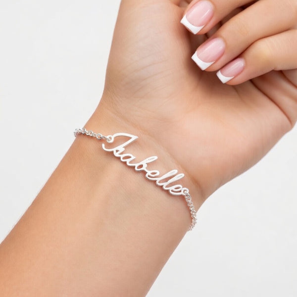 צמיד עדין עם שם אישי בשרשרת דקה