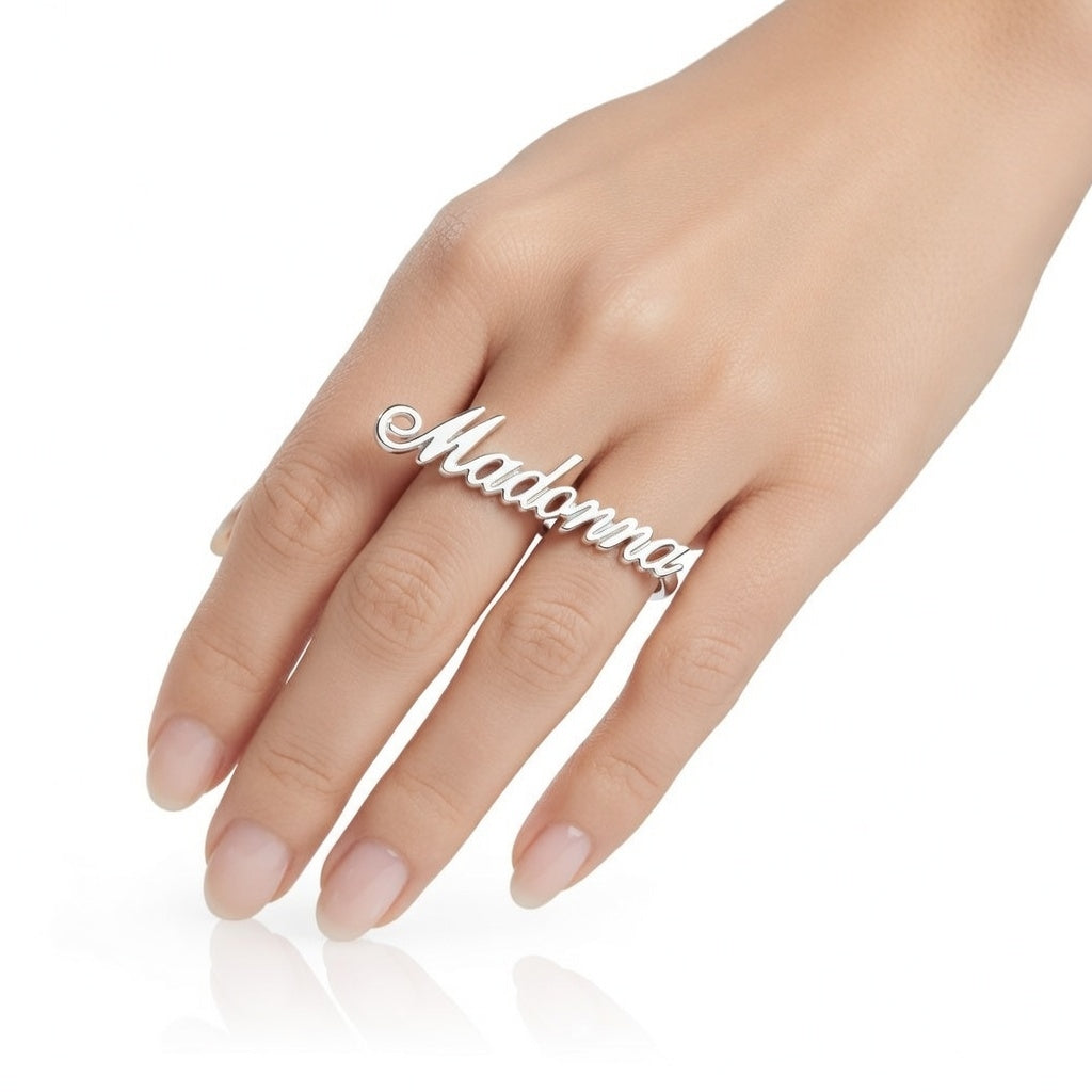 טבעת שתי אצבעות עם שם לבחירה בזווית תקריב