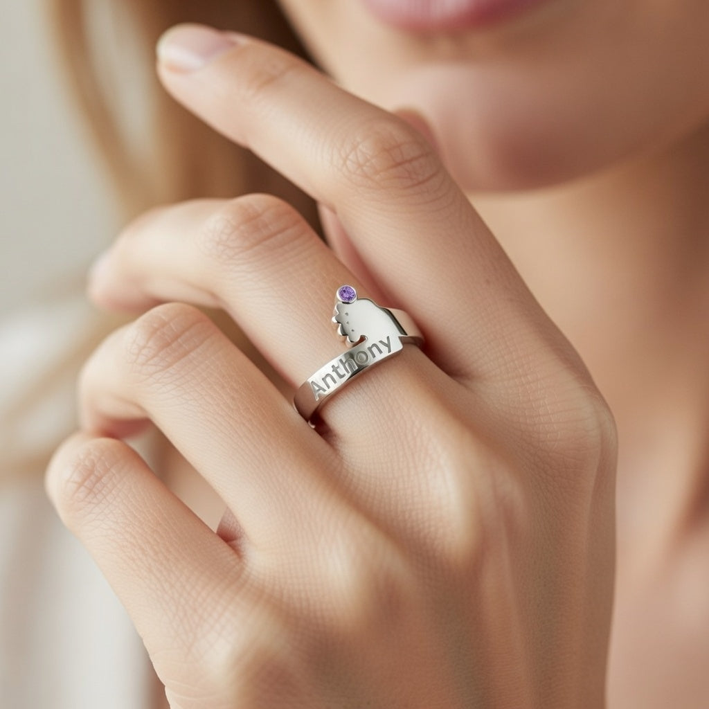 טבעת כף רגל תינוק עם שם ואבן לידה בגוון זהב צהוב