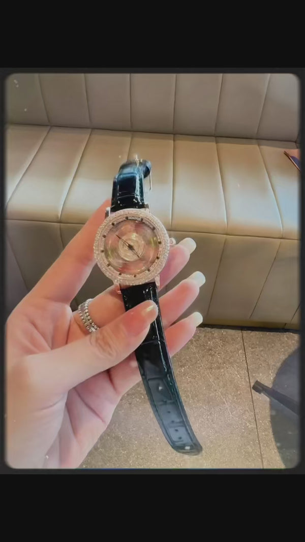 שעון נשים קוורץ בציפוי זהב עם לוח עגול מסתובב ואבני חן צבעוניות
