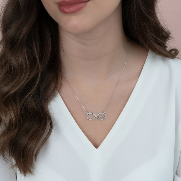 שרשרת אינפיניטי עם לב ושם בהתאמה אישית