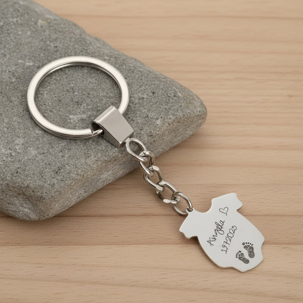 מחזיק מפתחות ליולדת עם שם התינוק ותאריך לידה על הדוגמנית