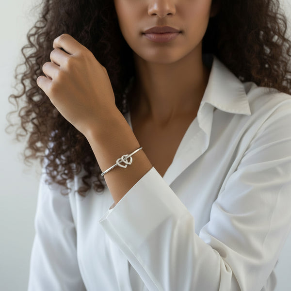 צמיד בנגל עם תליוני לבבות חריטה אישית